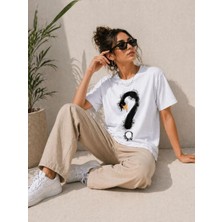 Mbb E-Ticaret Kadın Kuğu Figürlü Soru Işareti Baskılı Tişört Kısa Kol T-Shirt - Beyaz