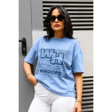 Dı Loria Kadın Mavi Oversize Whoops Baskılı Likralı Bisiklet Yaka T-Shirt (%95 Pamuk)