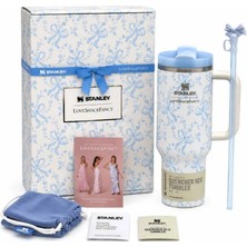 Stanley x Loveshackfancy Everblooming Rosettes Blue Floral Quencher H2.0 Flowstate™ Pipetli Termos Bardak 1.18 L (40 Oz)