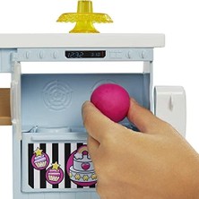 Zg Store Pasta Dükkanı Oyun Seti ve Pembe Saçlı 30 cm Minyon Bebek, Fırın Standı, Pasta Yapma Özelliği, 20'den Fazla Oyun Parçası, 3 Yaş ve Üzeri Için (HGB73)
