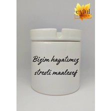 Eylül Design Bizim Hayatımız Stresli Maalesef Yazılı Özel Tasarım Baskılı Seramik Küllük Kokusuz Kültablasıbizim