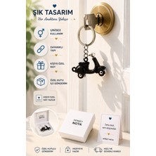 Herşey Nota Siyah Hareketli Tekerlekli Vespa Anahtarlık Unisex Metal Scooter Anahtarlığı