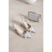 Dabab Shoes Polkıa Puantiye Desenli Beyaz Saten Fiyonk Detaylı Sivri Burun Slingback 7 cm Ince Topuklu Ayakkabı ve Zincir Askılı Çanta Seti