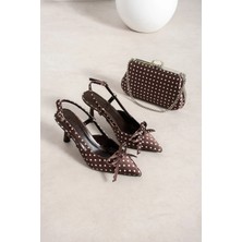Dabab Shoes Polkıa Puantiye Desenli Kahve Saten Fiyonk Detaylı Sivri Burun Slingback 7 cm Ince Topuklu Ayakkabı ve Zincir Askılı Çanta Seti