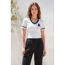 Kadın Polo Yaka Harf Detaylı Basic Çizgili Kol Detayı Triko Beyaz Bluz