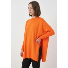 Kadın Balıkçı Yaka Yandan Yırtmaçlı Oversize Triko Turuncu Panço Kazak