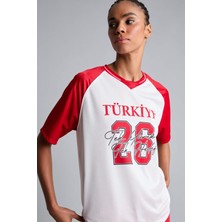 DeFacto Oversize Bisiklet Yaka Dijital Türkiye Baskılı Sporcu Forma Kumaş Kısa Kollu Beyaz Tişört I1228AX26HS