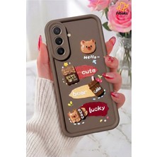 Fibaks Galaxy A57 Kılıf Tasarımlı Desenli Kamera Korumalı Ayıcık Kahve Renkli Yumuşak Silikon Kap