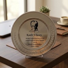 Hediye Vakti Atatürk Tasarımlı Ayaklı Gümüş Metal Tabak Plaket - Kişiye Özel Baskılı Teşekkür Ödülü