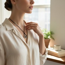 Hedea Krom Kaplama Barış Sembolü Figürlü Unisex Kolye - Yağlı Koton Kordonlu Ayarlanabilir Peace Işaretli Minimalist Tılsım Kolye