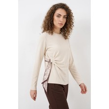 Moda Molası Kadın Yuvarlak Yaka Fular Detaylı Uzun Kol Viskon Krem Bluz