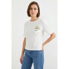 Moda Molası Kadın Cep Detaylı Basic Çiçek Desenli Beyaz Tişört