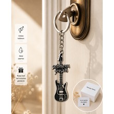 Herşey Nota Şebnem Ferah Elektro Gitar Tasarımlı Metal Anahtarlık – Unisex Anahtar ve Çanta Aksesuarı