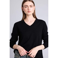 DeFacto Ultra Yumuşak Relax Fit V Yaka Siyah Kazak C4024AX26WN