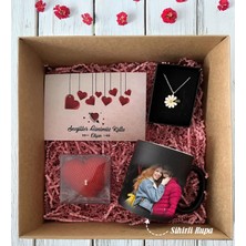 Bk Gift Kişiye Özel Kutlama Kartı & Sevgililer Günü Tasarımlı Kupa & Kalp Mum & Papatya Kolye Hediye Kutulu Set, Sevgiliye Hediye, Yıl Dönümü Hediyesi