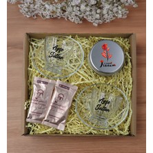 Bk Gift Kişiye Özel Isimli 2’li Cam Kahve Fincanı & Türk Kahvesi & Gümüş Metal Kutuda Kokulu Mum Hediye Seti-2, Anneye Hediye, Anneler Günü Hediyeleri