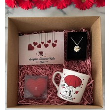 Bk Gift Kişiye Özel Kutlama Kartı & Sevgililer Günü Tasarımlı Kupa & Kalp Mum & Papatya Kolye Hediye Kutulu Set, Sevgiliye Hediye, Yıl Dönümü Hediyesi