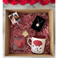 Bk Gift Kişiye Özel Ahşap Fotoğraf Tutucu & Sevgililer Günü Tasarımlı Kupa & Kalp Mum & Papatya Kolye Hediye Kutulu Set, Sevgiliye Hediye, Yıl Dönümü Hediyesi