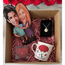 Bk Gift Kişiye Özel Sevgililer Karikatürlü Ahşap Biblo & Sevgililer Günü Tasarımlı Kupa & Kalp Mum & Papatya Kolye Hediye Kutulu Set, Sevgiliye Hediye, Yıl Dönümü Hediyesi