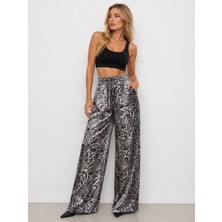 Sibel Günay Butik Gri Leopar Desenli Saten Karışımlı Bol Paça Pantolon | Parlak Dokulu, Bel Lastikli, Bağcıklı ve Cepli Kadın Pantolon