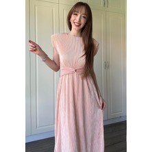 Dilay Gökoğlu Butik Vatkalı Krinkıl Midi Bel Detaylı Pudra Elbise