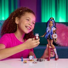 Monster High Mavi Bluzu ve Siyah Şortuyla Monster High Robecca Steam Bebek, Evcil Penguen Kaptan Penny ve Uçuş Gözlüğü ile Çanta Gibi 7 Aksesuar, JMB81