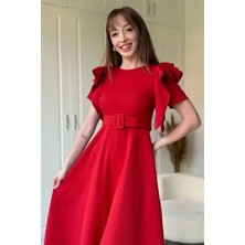 Dilay Gökoğlu Butik Fırfır Detaylı Kemerli Midi Kloş Kırmızı Elbise