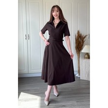Dilay Gökoğlu Butik Gömlek Yaka Kemerli Dekoltesi Ayarlanabilir Zarif Midi Kahverengi Elbise