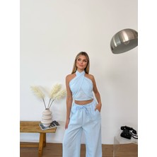 Mavi Çapraz Askılı Crop Top ve Bol Paça Pantolon Ikili Takım - Modern & Iddialı Yaz Kombini ve