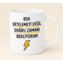 Kadorex Design Ben Ertelemeyi Değil Doğru Zamanı Bekliyorum Yazılı Kupa Bardak – Komik Motivasyon Kahve