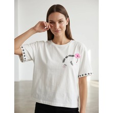 Giyim Dünyası Kadın Çiçek Nakışlı Tshirt Beyaz