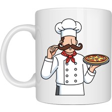 Pizza Ustası Tasarımlı Porselen Kupa Model 165 – Aşçı Temalı Kahve Kupası – Pizza Sevenlere Hediye – Şef Desenli Beyaz Kupa