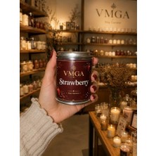 Vmga Çilek Kokulu Kırmızı Soya Mum 220GR– Metal Kutulu El Yapımı Aromaterapi Mum | Dekoratif Cozy Ev Mumluğu | Yatak Odası, Salon ve Hediye Için