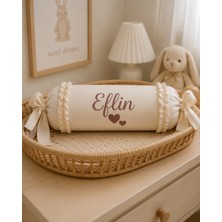 Emsera Atelier Kişiye Özel Isimli Müslin Şeker Bebek Yastığı ve Iç Dolgusu Krem 50 cm