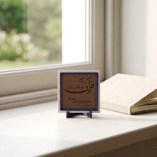 Miaju Fe Inne Me'al Usri Yusrâ Yazılı Modern Dekoratif Obje, Ev ve Ofis Için Masaüstü Aksesuarı 10X10 cm