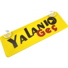 Yalanı Geç Yazılı Sarı Dekor Plaka Vantuzlu Cam Süsü 22X7.5CM