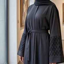 Nedâ Damla Kol Detaylı, Gizli Fermuarlı Kuşaklı Siyah Ferace - Medine Ipeği