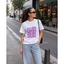 Mayla Kadın Regular Bisiklet Yaka Mor Çiçek Baskılı Beyaz Pamuklu T-Shirt
