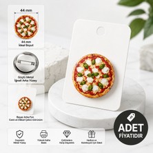 Fynbos Sarkastik Pizza Metal Rozet 44 mm – Margherita Pizza Tasarımlı Pin Badge – Kawaii Çanta Rozeti – Vintage, Y2K ve Estetik Aksesuar