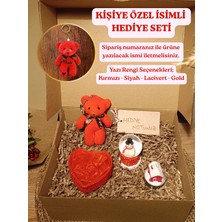 Paganca Kutulu Hediye Seti - Kırmızı Ayıcık Anahtarlık - Cam Küre - Dekoratif Mum - Kalp Şeklinde Tüllü Kutu - Kişiye Özel İsimli
