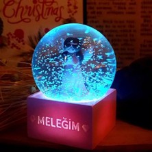 Yağmur Store Kedi Temalı Dekoratif Tasarıma Sahip Hediye Seti – Peluş Kedi Yastık + Buhar Makinesi Nemlendirici + Melek Figürlü Kar Küresi | Dekoratif Hediye Seti