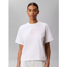 Calvin Klein Kadın Rahat Kesim Yuvarlak Yakalı Logo Baskılı Kısa Kollu Pamuklu Beyaz T-Shirt LV047G810G-YAF