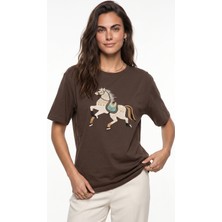Onloox Kahverengi Pamuklu Bisiklet Yaka Oversize At Figürlü Nakışlı ve Boncuk Detaylı T-Shirt