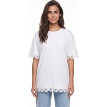Onloox Beyaz Pamuklu Bisiklet Yaka Oversize Kol ve Etek Ucu Dantel Işlemeli Rahat Kesim T-Shirt