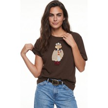 Onloox Acı Kahve Pamuklu Bisiklet Yaka Relaxed Fit Köpek Nakışlı Taş Işlemeli T-Shirt