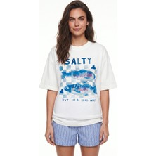 Onloox Beyaz Pamuklu Bisiklet Yaka Oversize Düşük Omuz Salty Grafik Baskılı Kısa Kollu T-Shirt