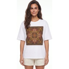 Onloox Beyaz Pamuklu Bisiklet Yaka Kısa Kollu Oversize Etnik Baskılı Boncuk Işlemeli T-Shirt