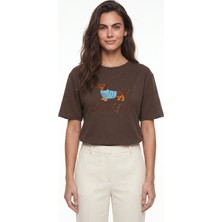Onloox Kahverengi Pamuklu Bisiklet Yaka Oversize Nakış ve Boncuk Işlemeli Kısa Kollu T-Shirt