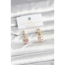 VeraGlobe Buğz Pirinç Gold Pembe Renk Zirkon Taşlı Kalp Model Kadın Küpe