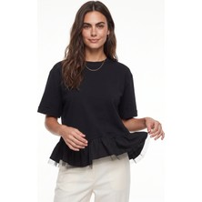 Onloox Siyah Pamuklu Bisiklet Yaka Kısa Kollu Oversize Alt Kısmı Volanlı ve Tül Detaylı T-Shirt